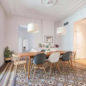 6 En Apartamento Modernista En El Corazon De Barcelona